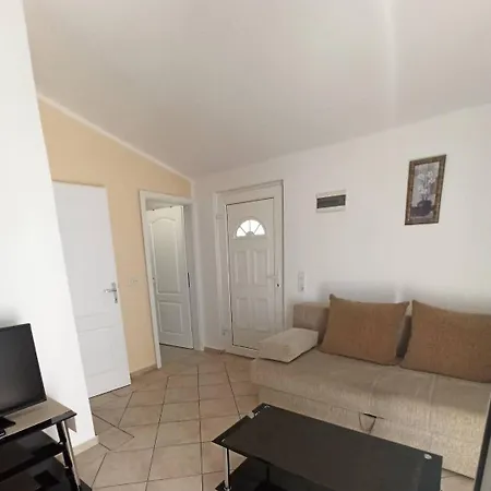 Lun Apartment *