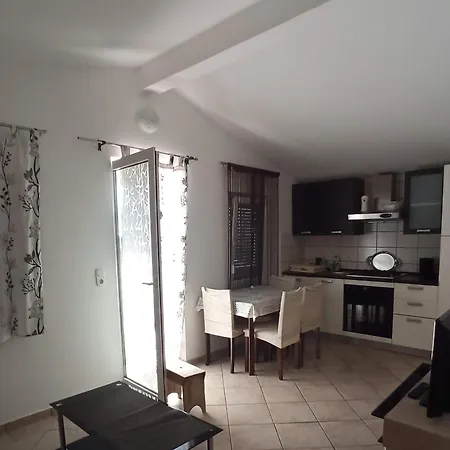 Lun Apartment *