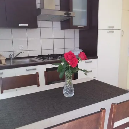 Lun Apartment *